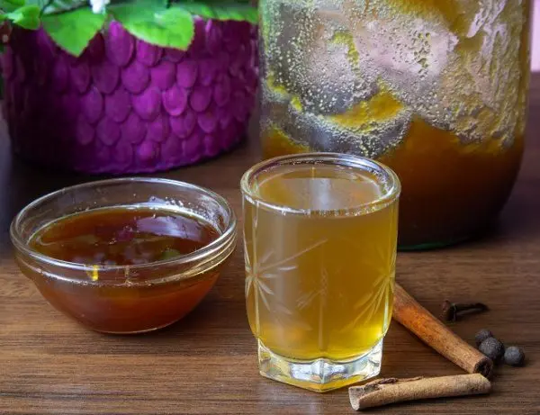 Krambambulya &#8211; Belarusian honey tincture with spices