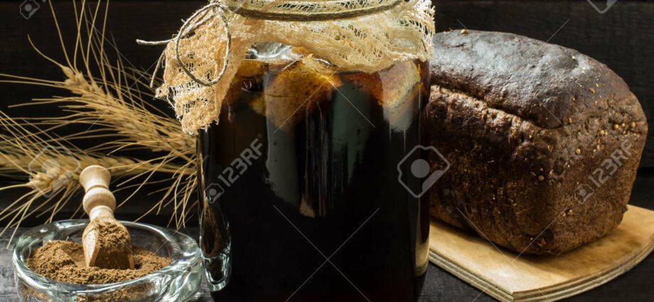 Kvass from malt on rye sourdough at home