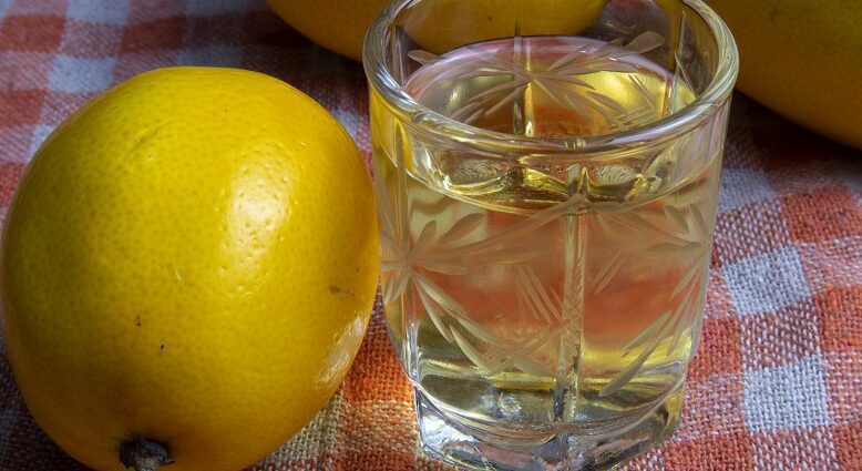 Lemon tinctures on vodka, moonshine and alcohol