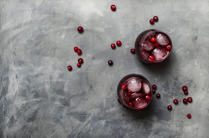 Lingonberry liqueurs on vodka, gin, rum and wine &#8211; 4 recipes