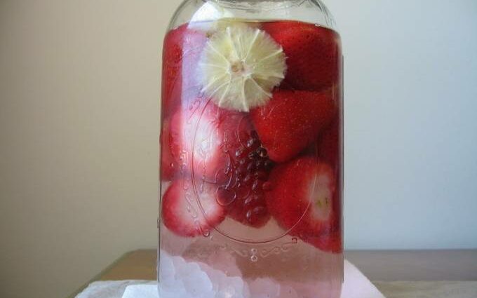 Making a liqueur with strawberries, sugar and flavoring from the store: my recipe