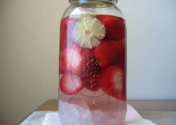 Making a liqueur with strawberries, sugar and flavoring from the store: my recipe