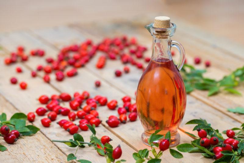 Making rosehip liqueurs at home