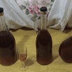 Making rosehip liqueurs at home