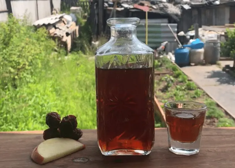 Making rosehip liqueurs at home