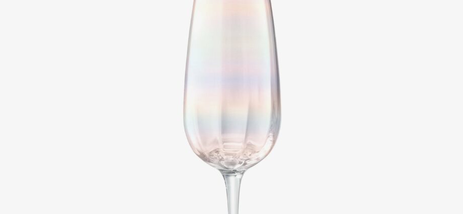 Mother-of-pearl champagne (with sparkles) &#8211; a new fashion in sparkling wines