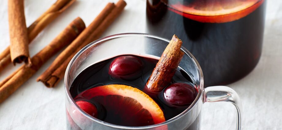 Mulled wine in a slow cooker: 5 recipes at home