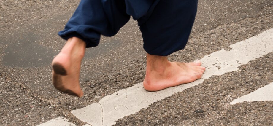 New fashion: barefoot on asphalt