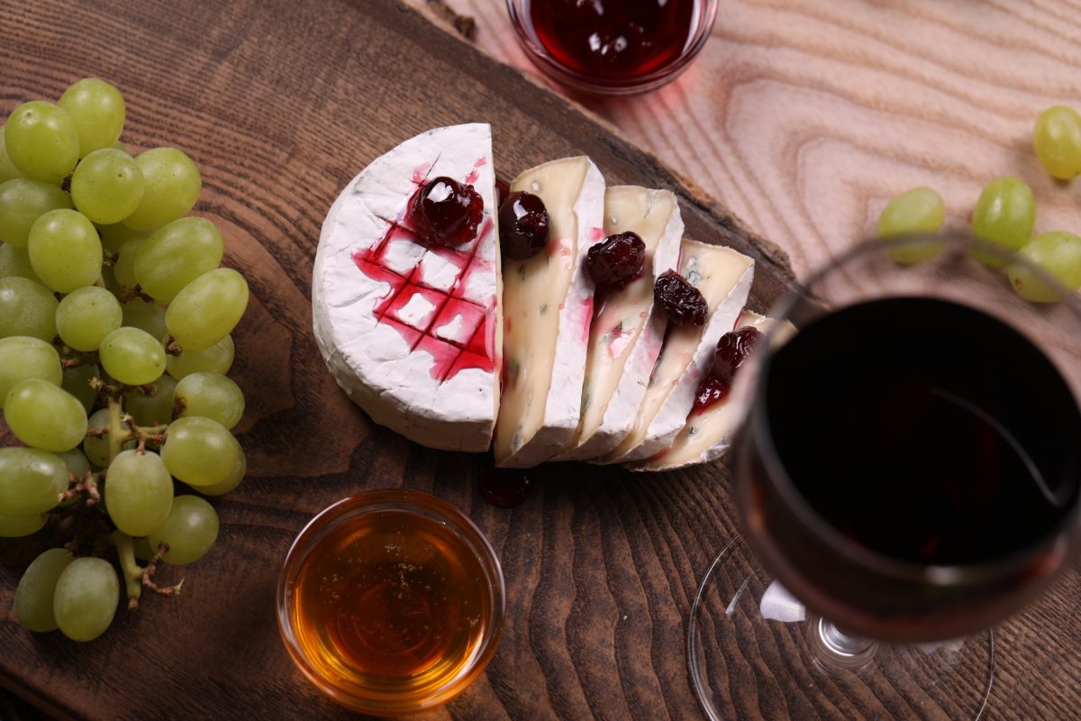 Noble cheeses and wine. Basic combination rules