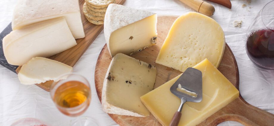 Noble cheeses and wine. Basic combination rules