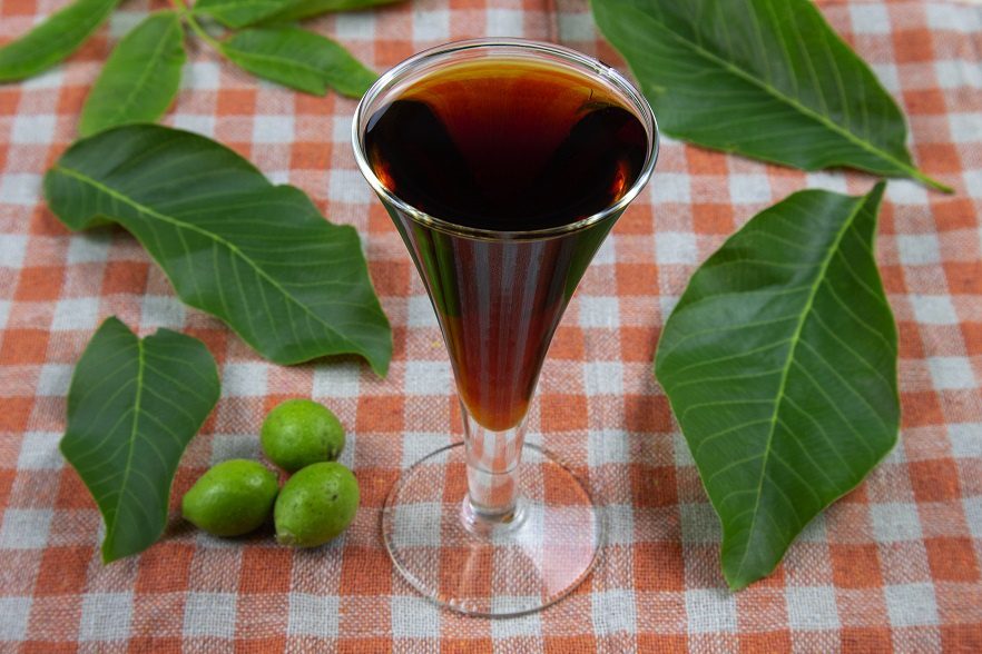 Nut liqueur from ripe and green fruits