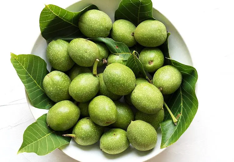 Nut liqueur from ripe and green fruits