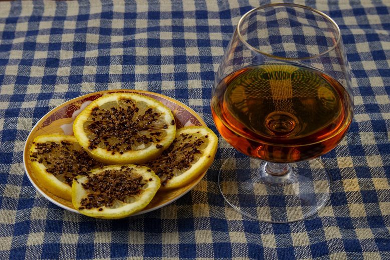 On the tradition of eating cognac with lemon