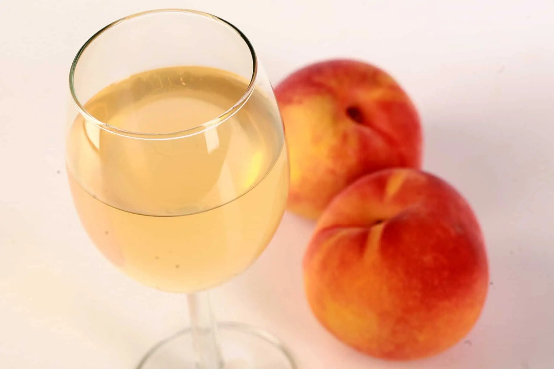 Peach wine at home &#8211; 4 easy-to-follow recipes