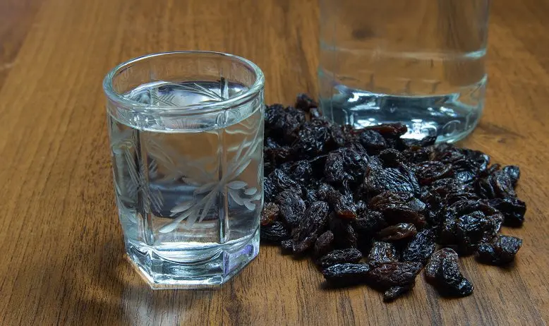 Peisahovka (Jewish raisin vodka) at home