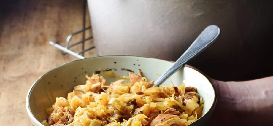 Polish bigos &#8211; a classic recipe with fresh and sauerkraut