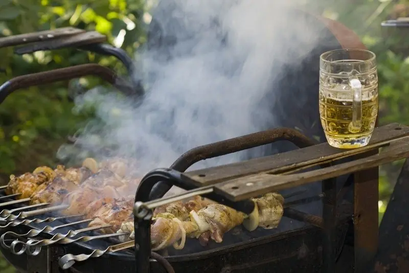 Pork skewers in beer