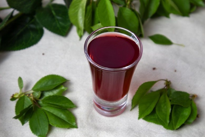 Pouring &#8220;100 leaves (33 sheets)&#8221; from cherries, currants or chokeberries