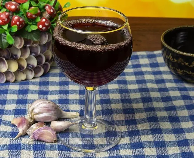 Preparation and use of tincture of wine with garlic