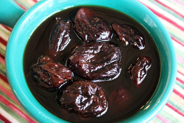 Prunes pouring: 2 recipes at home