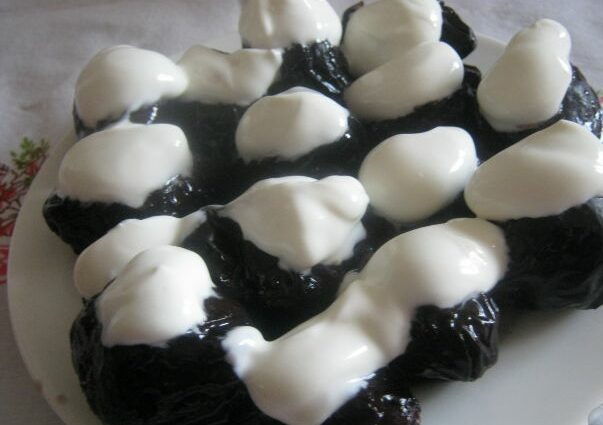 Prunes with nuts in wine &#8211; an original dessert dish