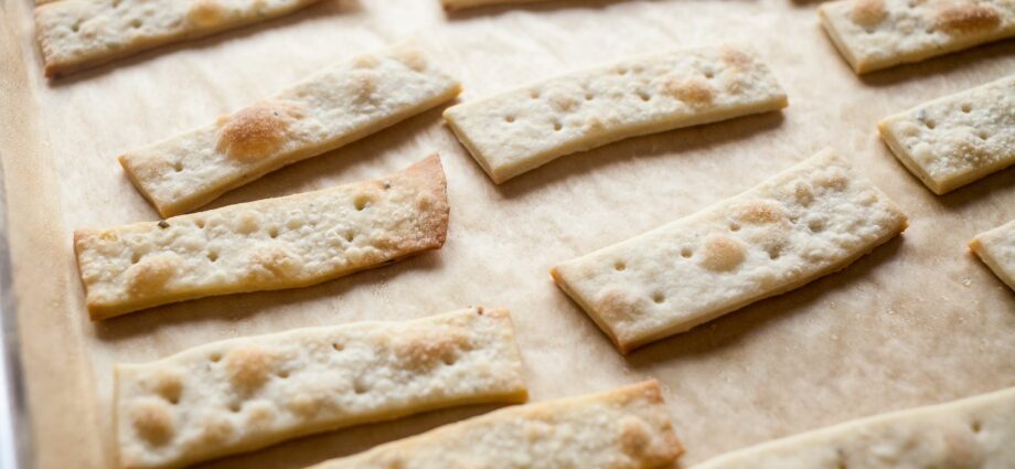 Recipes for homemade crackers in the oven with spices and garlic