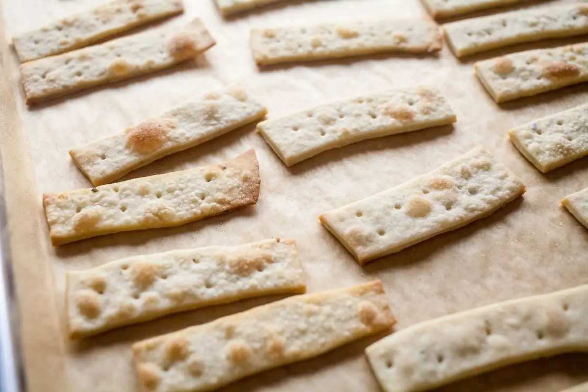 Recipes for homemade crackers in the oven with spices and garlic