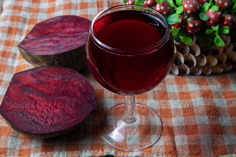 Red beet wine at home