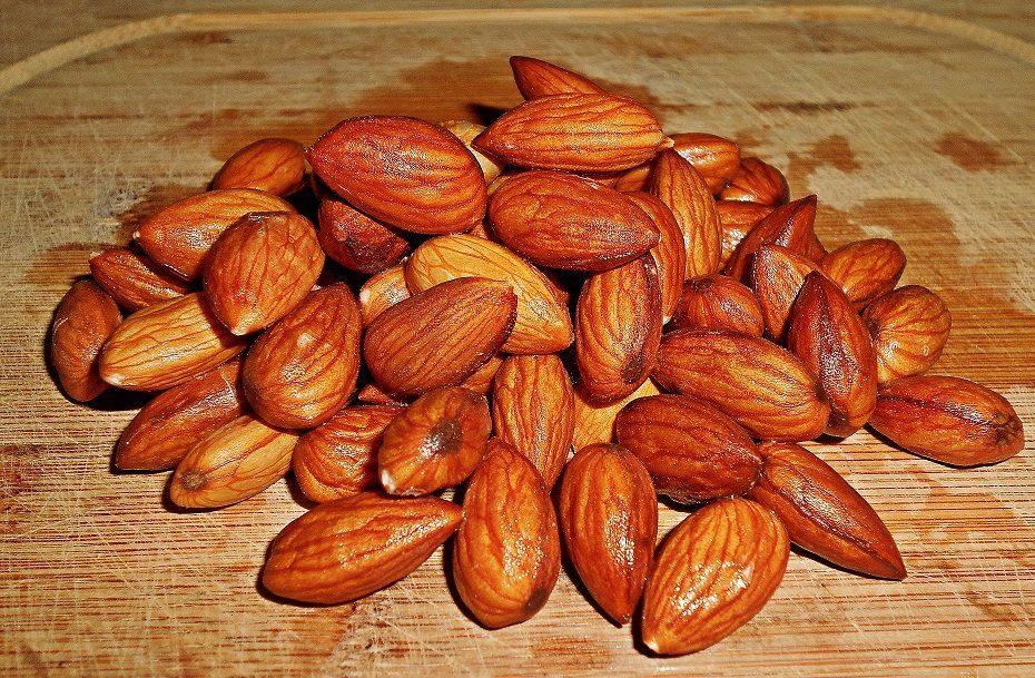 Salted almonds for beer baked in the oven