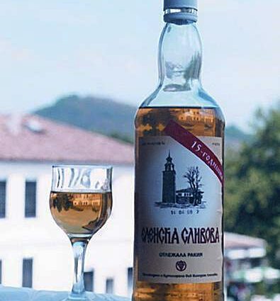 Serbisk og bulgarsk rakia: hvad er det og hvordan man drikker