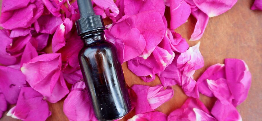 Simple tincture of tea rose petals