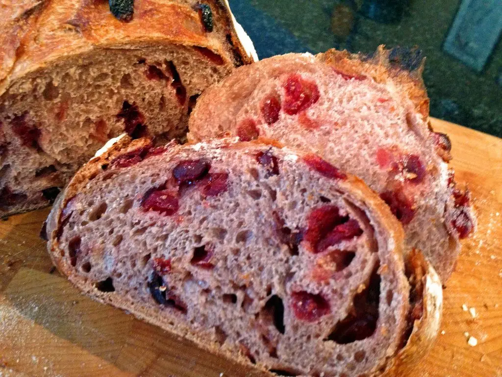 Sourdough recipes for wine from raisins, raspberries, strawberries and grapes