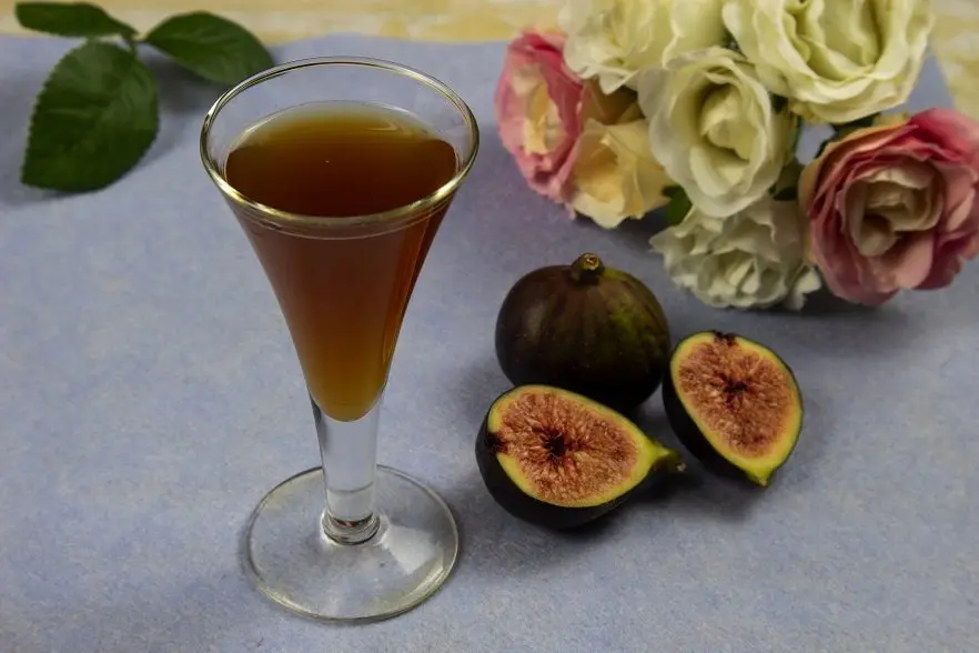 Spicy fig liqueur with honey