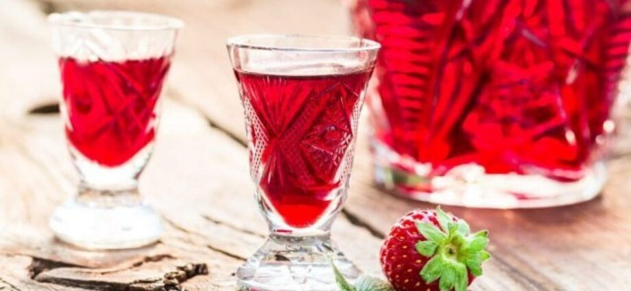 Strawberry liqueur: 4 recipes at home