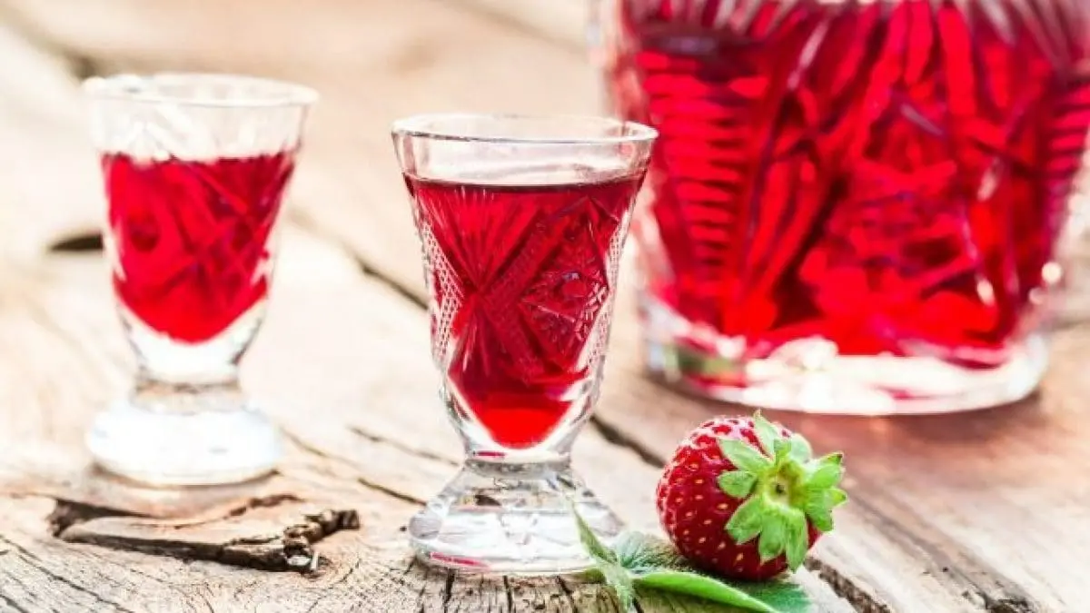 Strawberry liqueur: 8 recipes at home