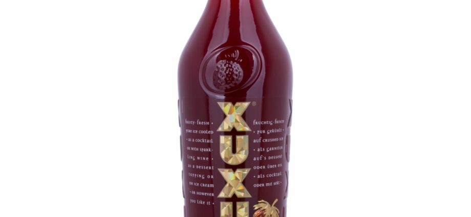 Strawberry liqueur at home: Xu Xu, Italy, yogurt