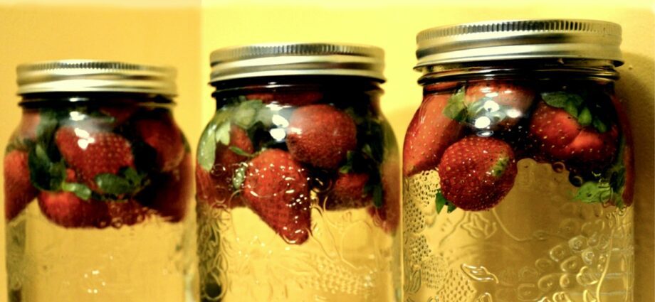 Strawberry moonshine at home according to Feng Shui