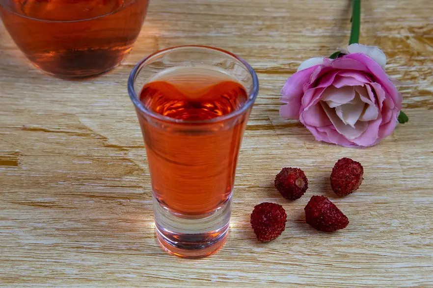 Strawberry tincture at home