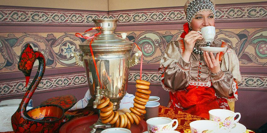 Tea drinking in Russian