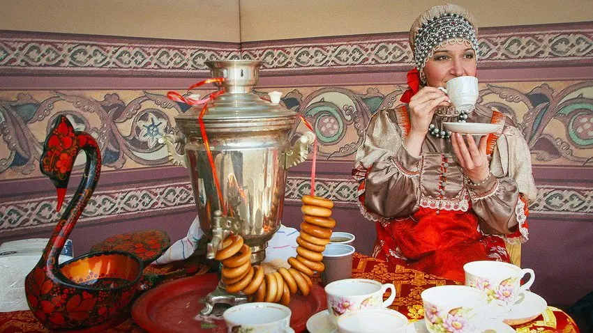 Tea drinking in Russian