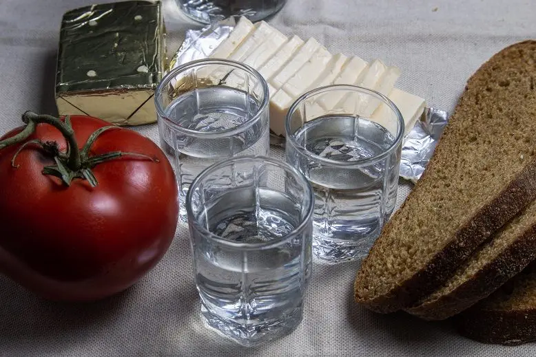 Technology for cleaning moonshine through the filter &#8220;Aquaphor&#8221;, &#8220;Barrier&#8221;, &#8220;Geyser&#8221;