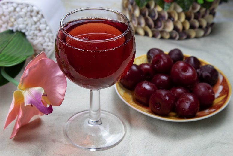 Technology for making homemade cherry wine