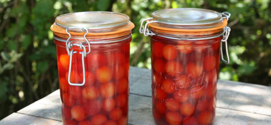 Three recipes for cherry plum liqueur at home