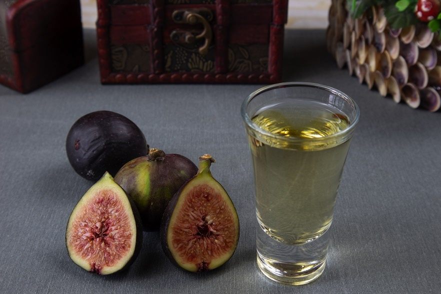 Tincture of figs on vodka (moonshine, alcohol)