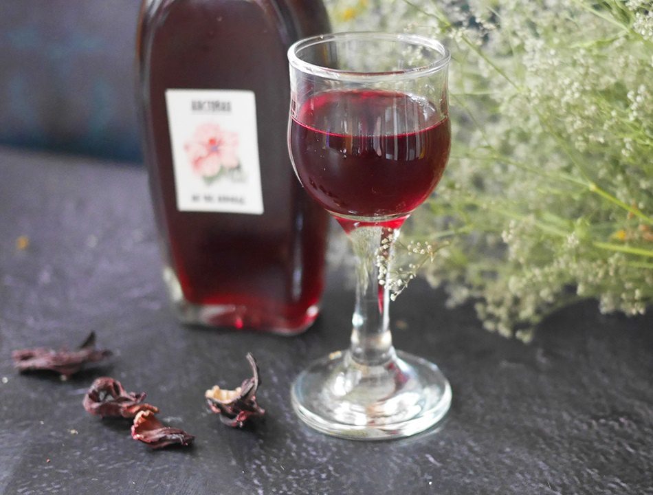 Tincture on hibiscus tea (hibiscus, Sudanese rose)