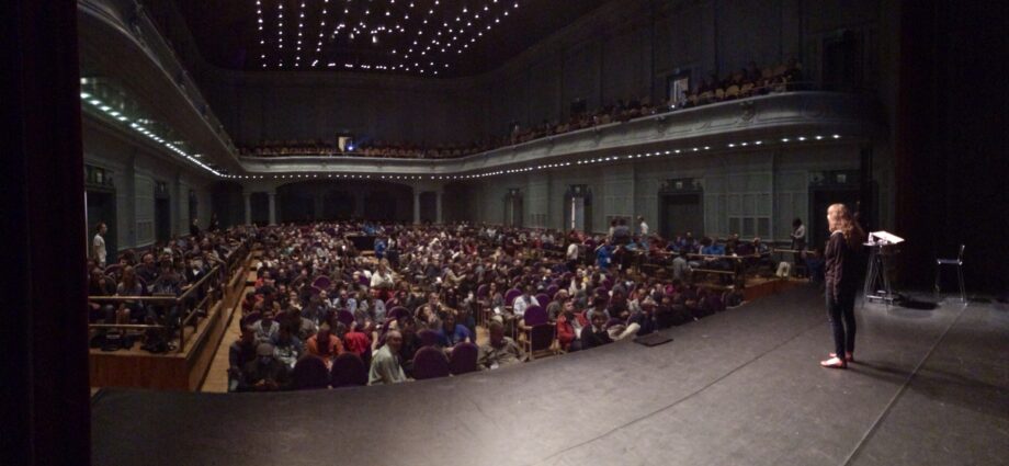 Going on stage. Учебный театр на Моховой. Театр на Моховой зал. Учебный театр на Моховой сцена. Театр на Моховой Санкт-Петербург фото зала.