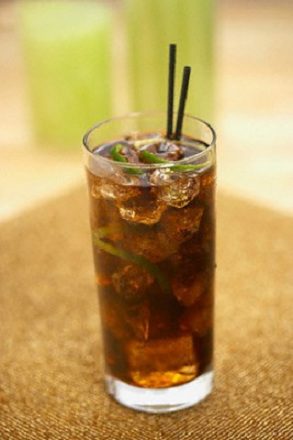 Top XNUMX alcoholic and non-alcoholic cola cocktails