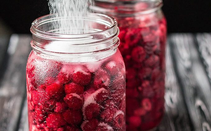 Two recipes for raspberry liqueur at home