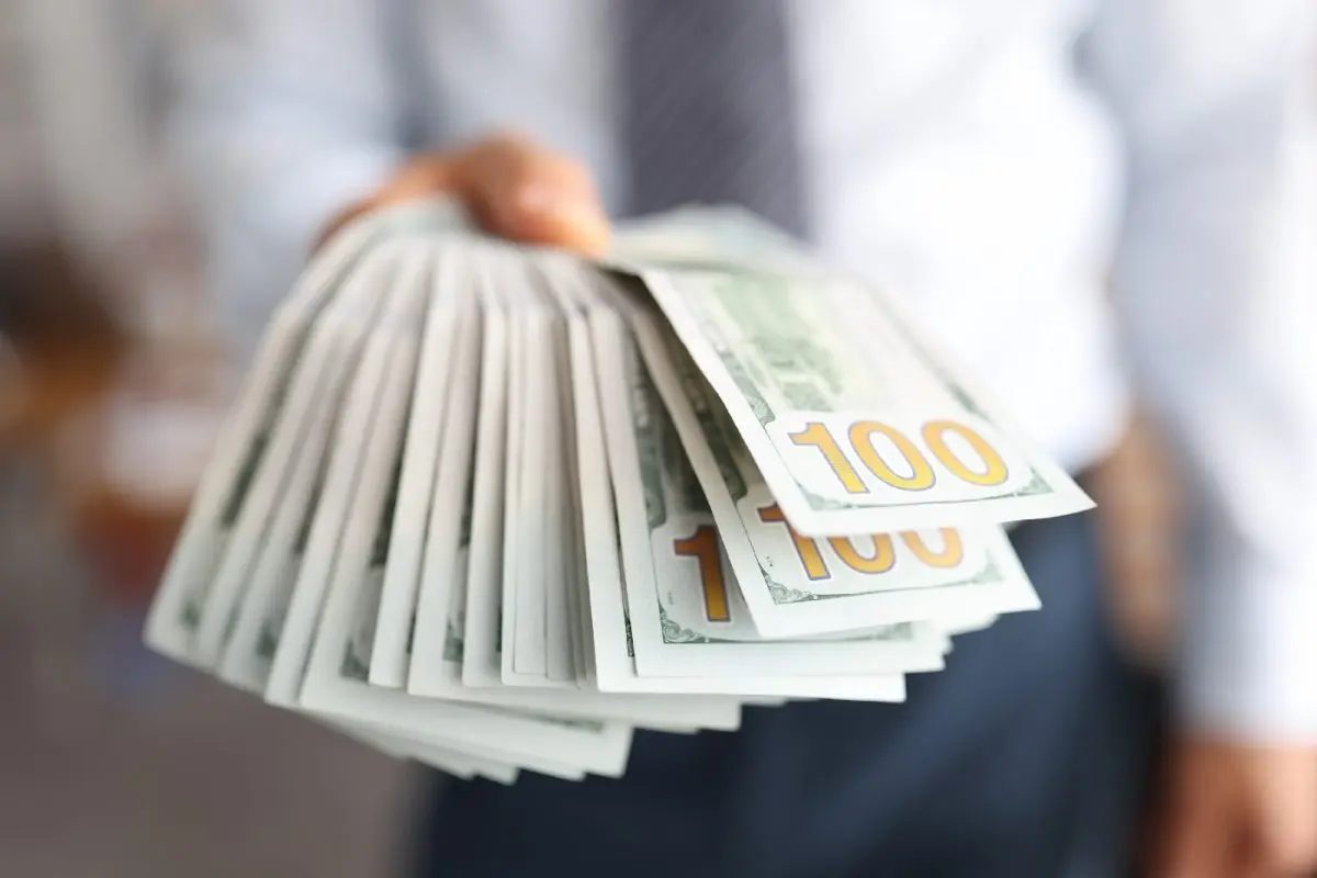 What does money mean to us? 7 books on how to deal with them