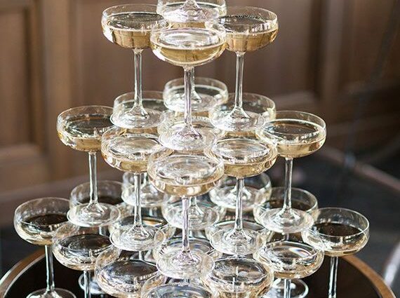 What is a champagne pyramid and how to make it at home